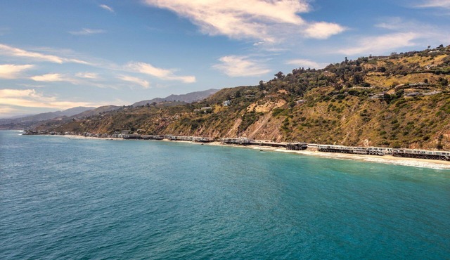 The Malibu 5 - No. 2 - Beachfront Studio w pvt balcony, parking, beach access
