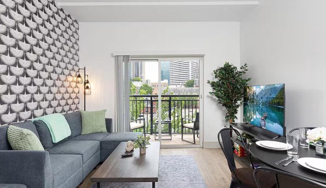 The Tar Heel - Stylish 4BR with City Views - Free Parking - Gym