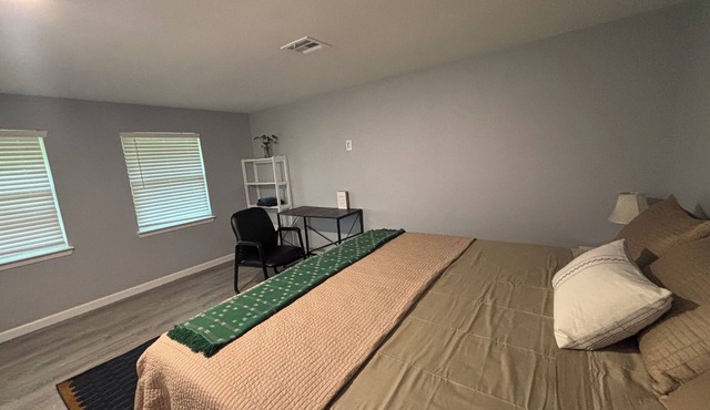 The Thorndale Cottage - Modern 3BR Retreat on ¾ Acre <10 Min to Samsung. WIFI