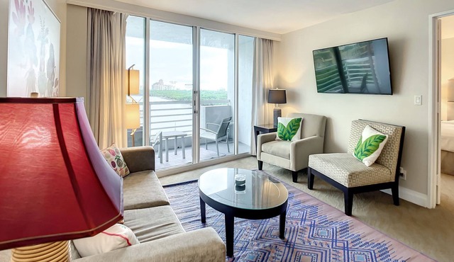'The Tiki Tropical' Waterfront Suite w/ Kitchen!