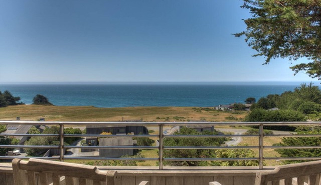 This beautifully appointed home provides spectacular white water ocean views