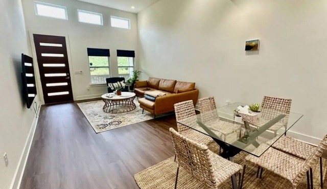 This room is a 1 bedroom(s), 1 bathrooms, located in Austin, TX.