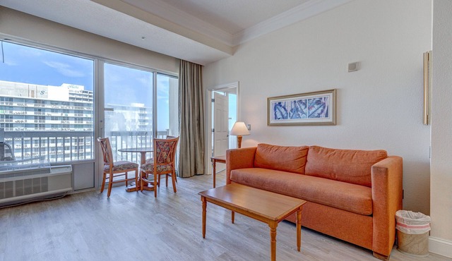 Top-floor executive oceanfront suite with gym & fast WiFi