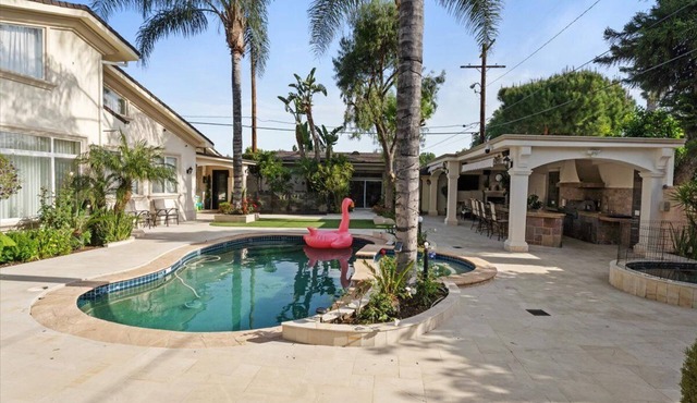 Tranquil 4-bedroom Pool House