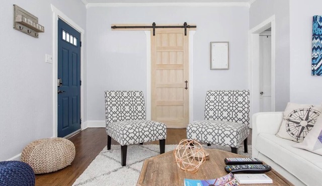 Trendy, Charming 2-bedroom bungalow in Dallas