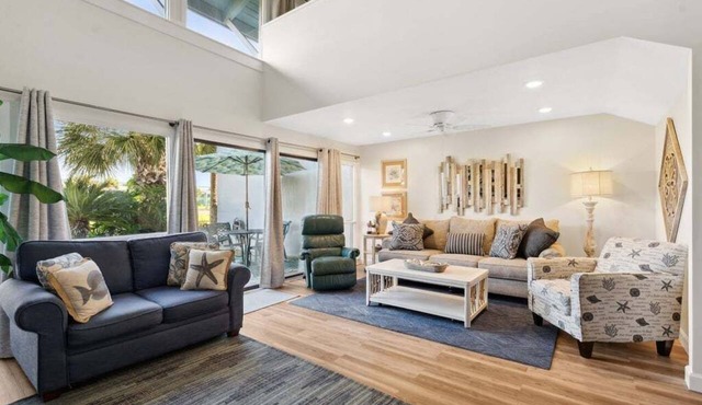 Unit 17, Spacious 2 bedroom Beach Condo with Loft