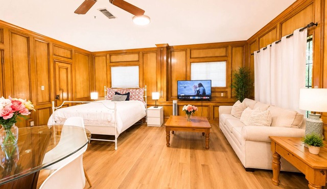 Up to 4 Guests-Spacious Studio Mins To Downtown, UT, Zilker Park, Barton Springs