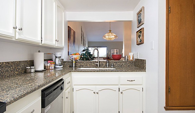 ***VIEWS*** Exclusive Heights Area, Golf, King Bed