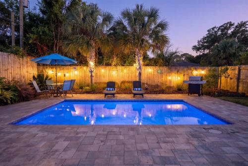 Walk to Beach w Private Pool, Hot Tub Golf Cart