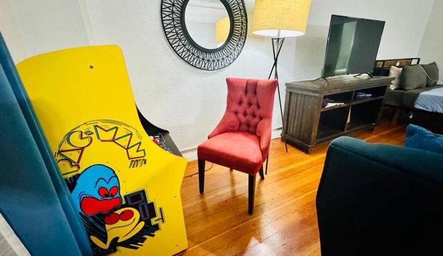 Walk to Conv Center Free Parking 4 Beds