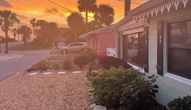 Walk to the beach and Flagler Ave-2 bedroom cottage