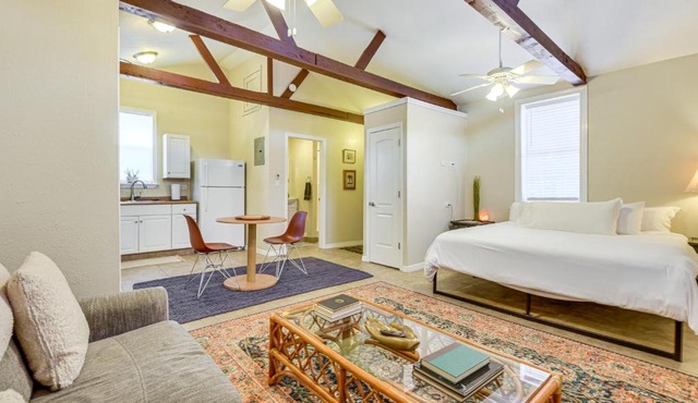 Walkable Studio 1 Mi to Riverwalk & Dtwn Bradenton