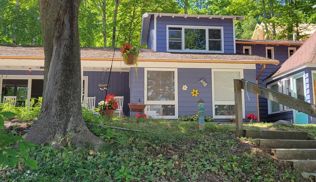 Walloon lk 2bedroom and loft.Premium location, new dock. sun rises & sets. sand