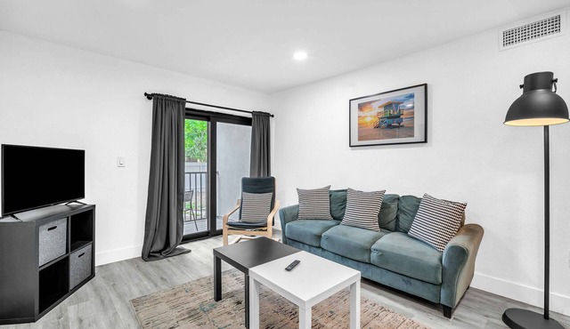 West Brickell #2 Renovated 2/1 Apt + Parking