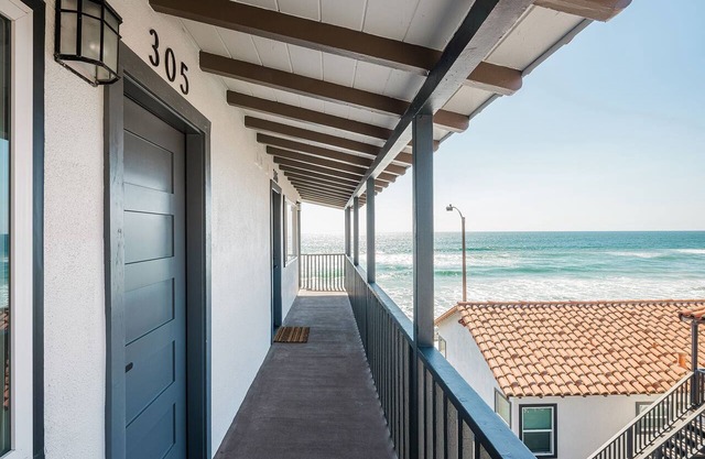 Oceanview Queen Suite Steps from the Sand (303)