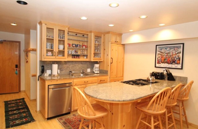 Squaw Valley Lodge: Sleeps 6. Full kitchen. Ski-in/out. Summer Pool & Tennis