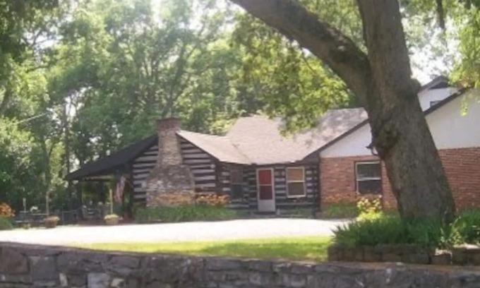 Hendersonville House | The Historic CHARTER HOUSE