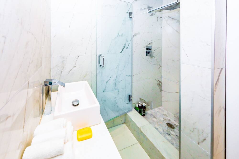 Photo of Bathroom in Carthay Circle