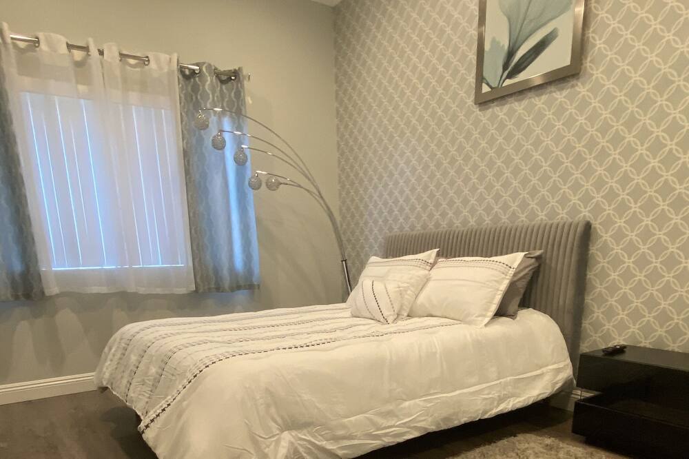 Photo of Bedroom in Lake Balboa