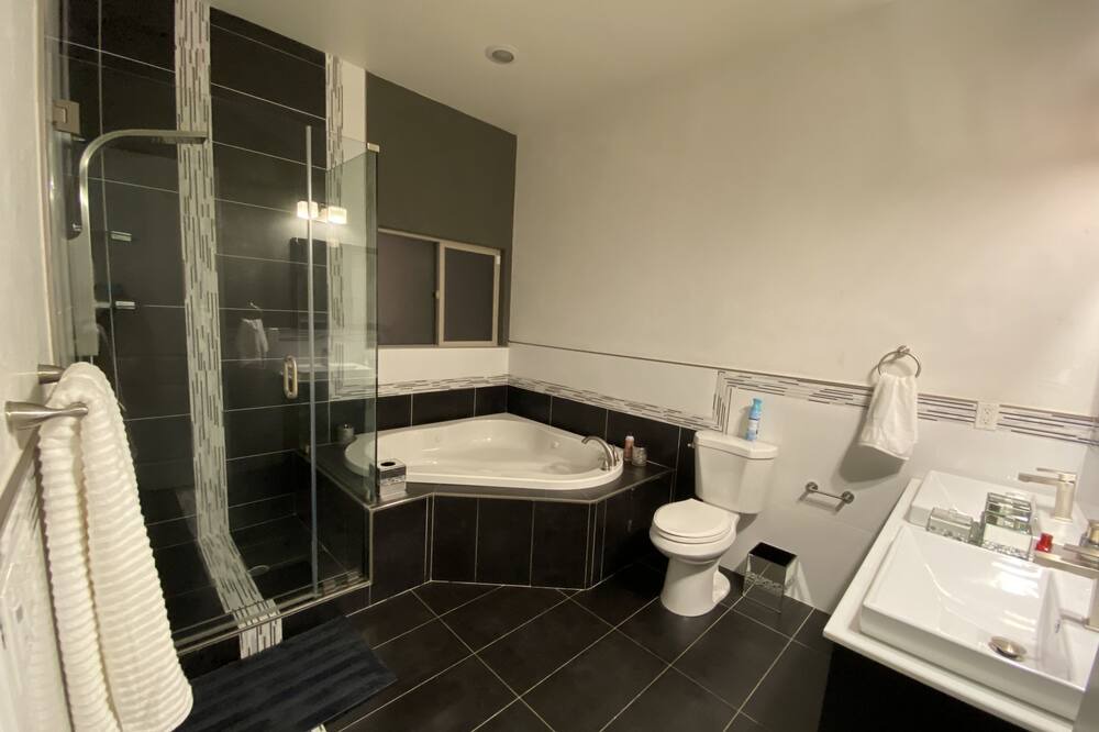 Photo of Bathroom in Lake Balboa