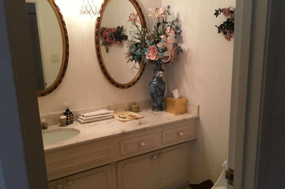 Photo of Bedroom in Lakeview
