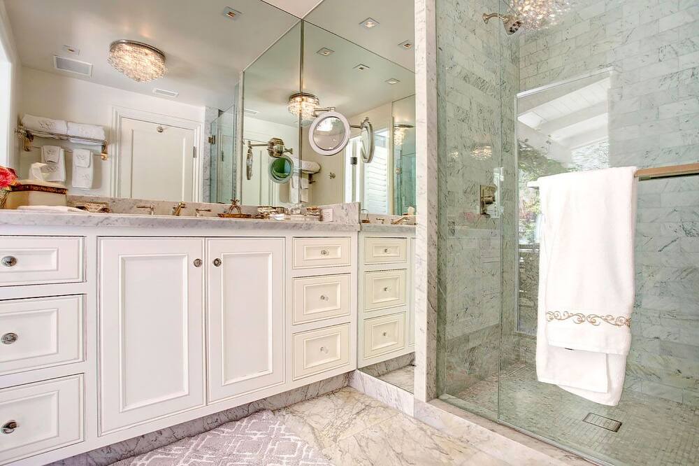 Photo of Bathroom in Beverly Glen