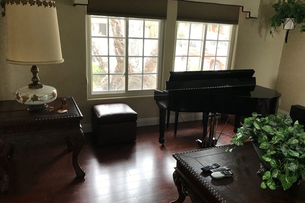 Photo of Livingroom in Allied Gardens