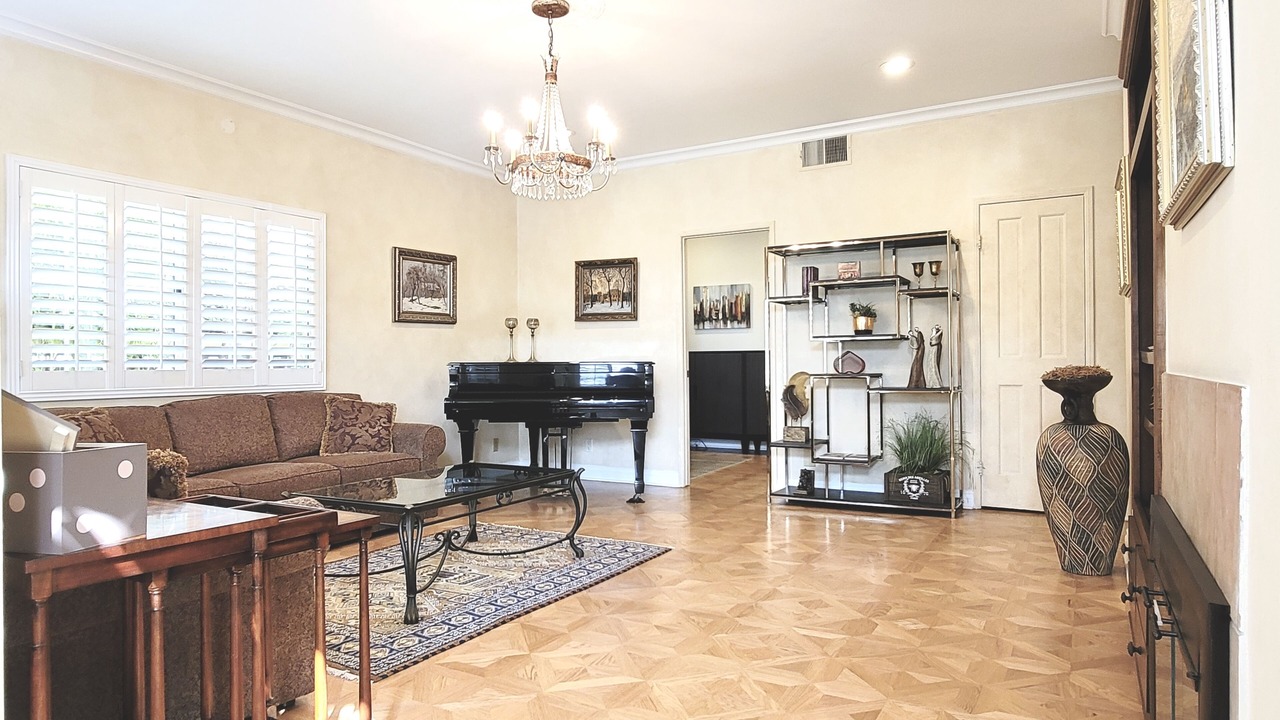 Photo of Livingroom in North of Wilshire