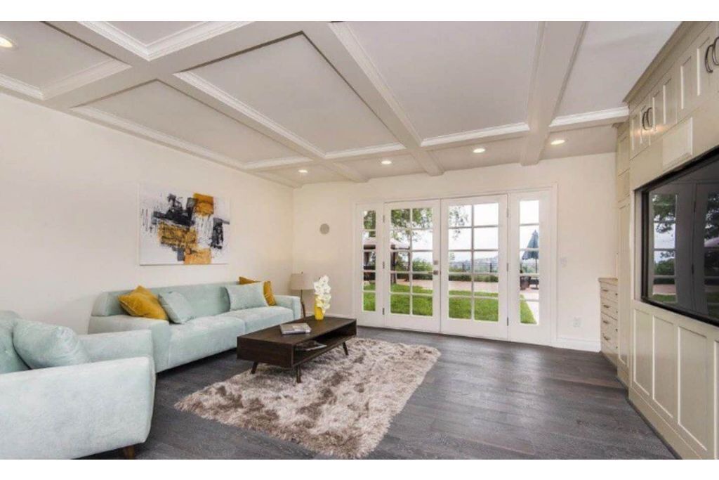 Photo of Livingroom in Tarzana