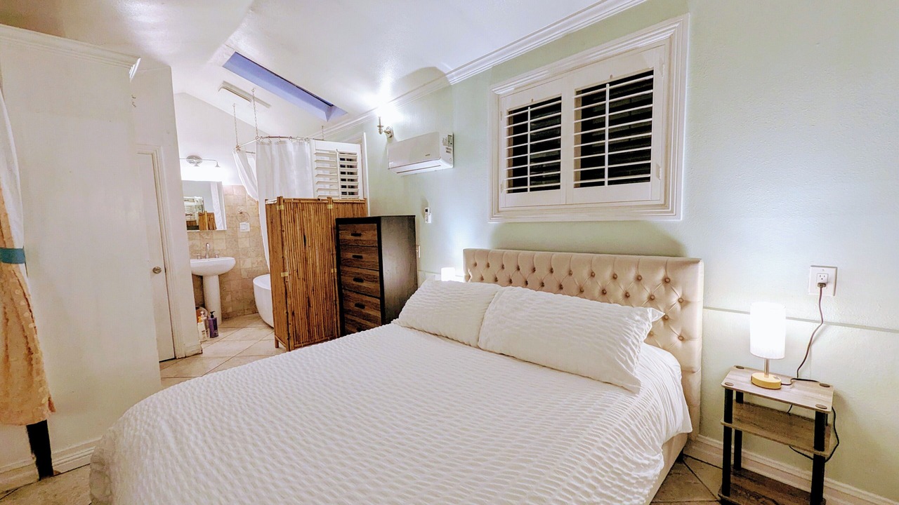 Photo of Bedroom in Beverly Glen
