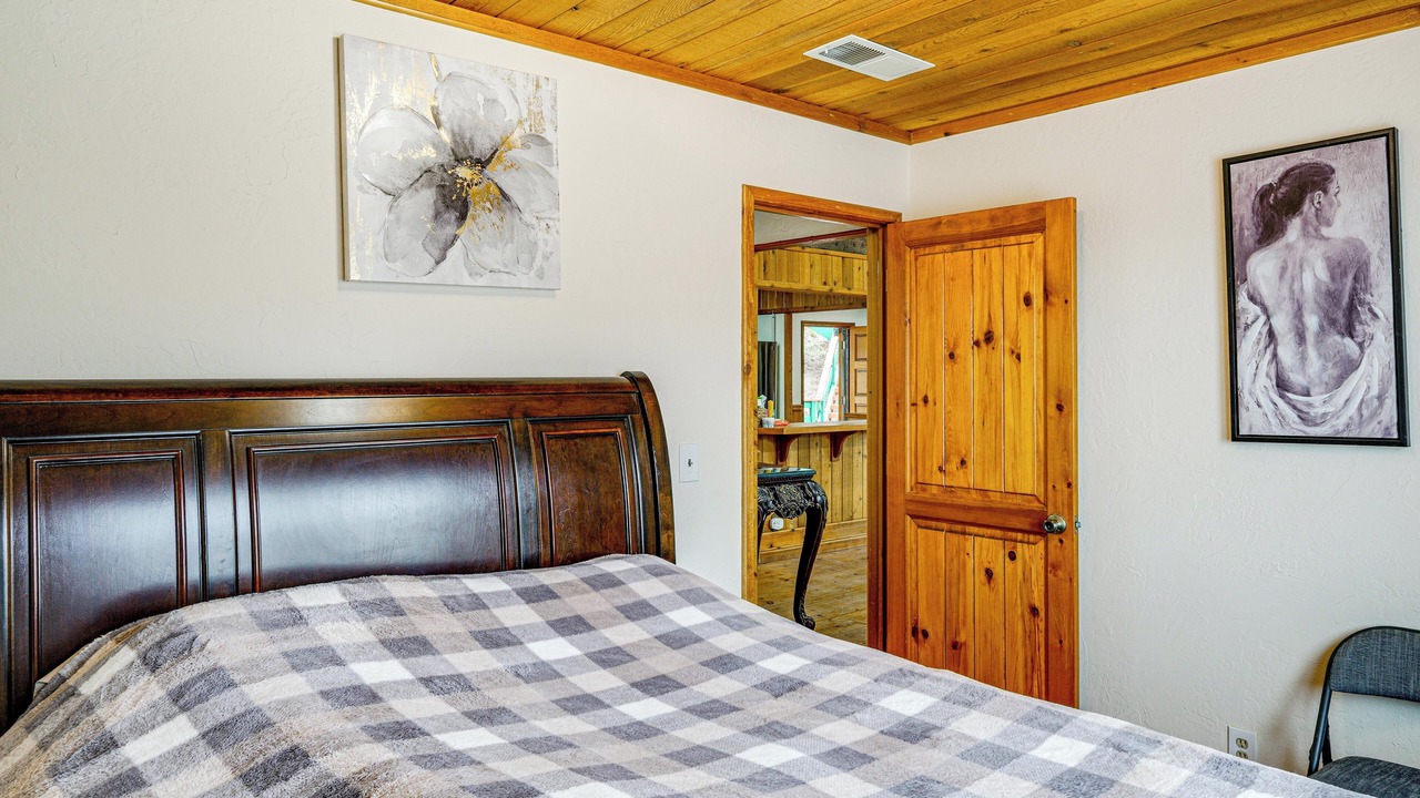 Photo of Bedroom in Pine Mountain Club