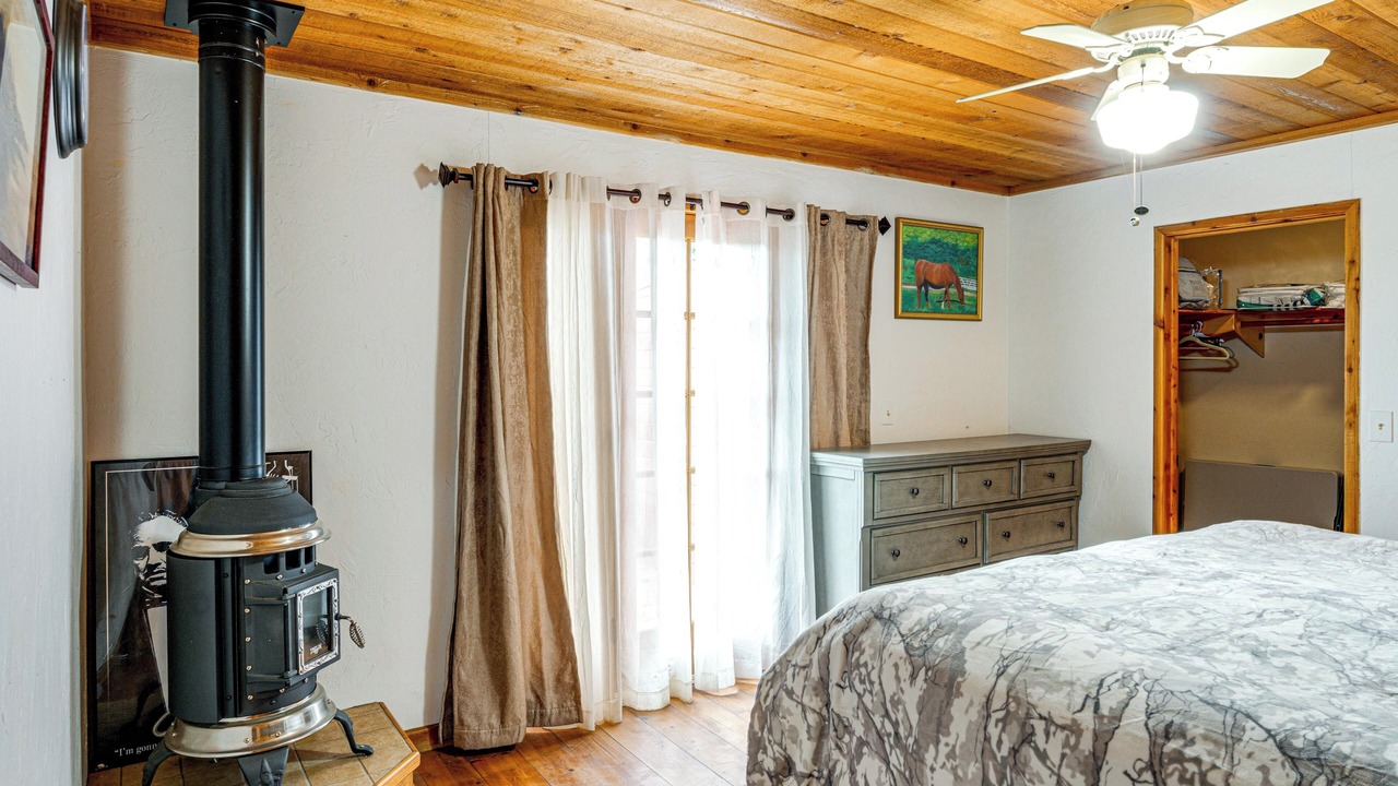 Photo of Bedroom in Pine Mountain Club