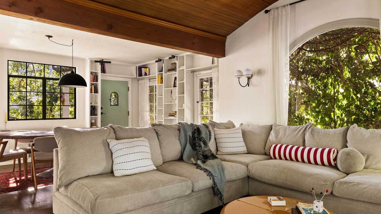 Photo of Livingroom in Beachwood Canyon