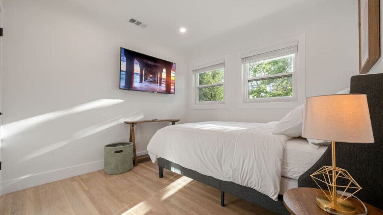 Photo of Bedroom in Lake Balboa