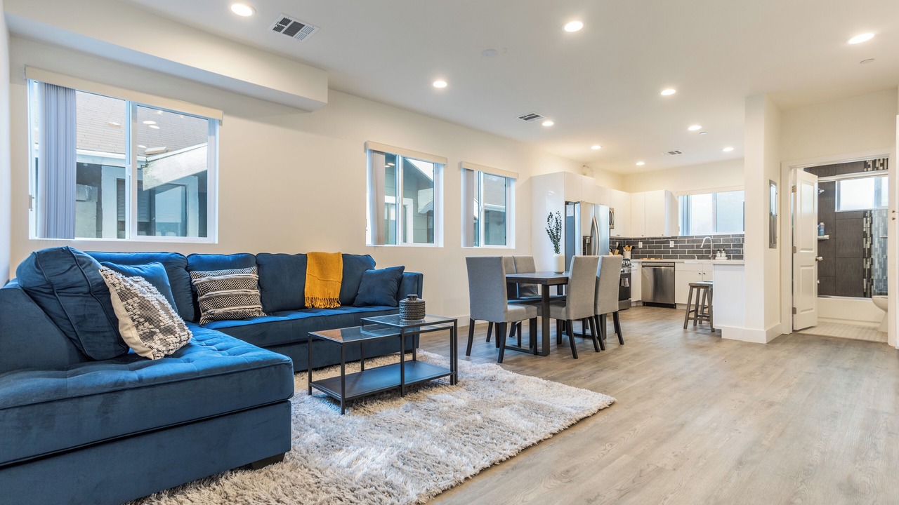 Photo of Livingroom in Pico-Union