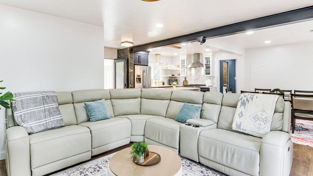Photo of Livingroom in Beverly Woods