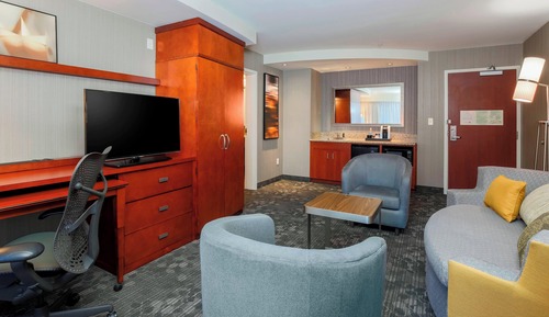 Suite, 1 Bedroom, Hearing Accessible (Roll-in Shower)