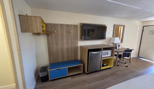 King Room with Bath Tub - Mobility Accessible/Non-Smoking