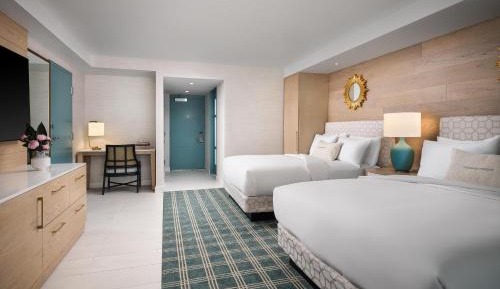 The Views Queen Room with Two Queen Beds and Terrace - Fire Pit - Hearing Accessible