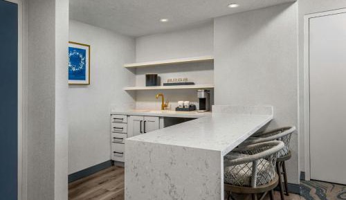 1 King Bed, Marina Tower, 1-Bedroom Suite