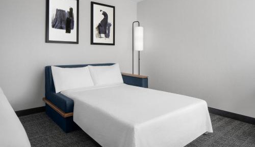 Studio with King Bed, Bathtub and Sofa Bed - Mobility Access/Hearing Accessible