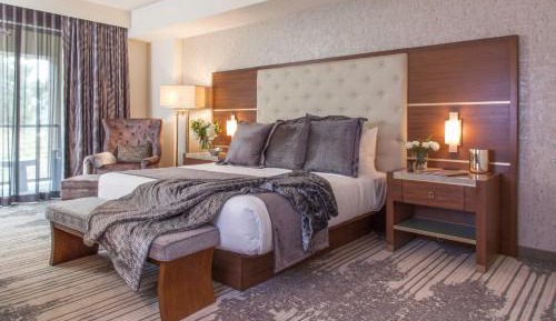 Deluxe King Bed with Balcony