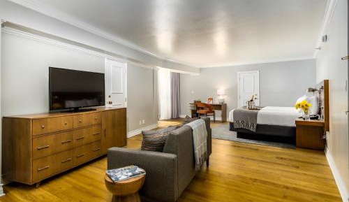 Trendy 1 King Jr. Suite