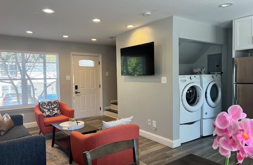 Villa Heights Apartment | 2-Bedroom Apt2- 2 mins to Uptown Charlotte