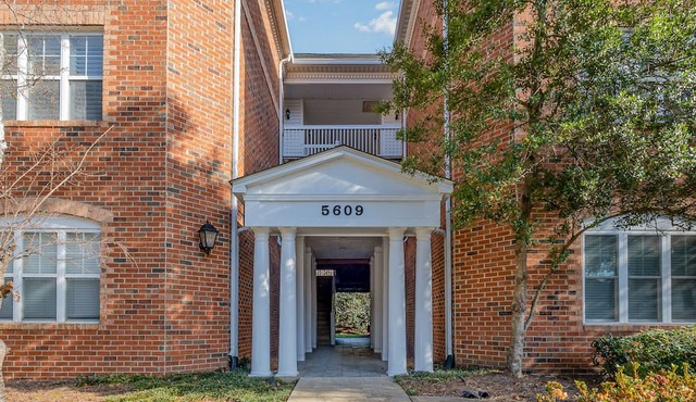 Sleek & Stylish Condo in Southpark