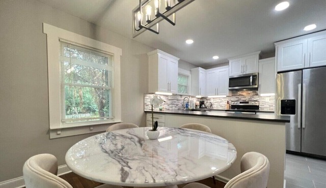 Cozy I Darlin' 2 Bedroom |Only 4 mins from Uptown