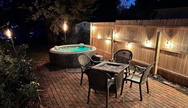 {Ace of NODA} Uptown w/ Putting Green & Hot Tub!