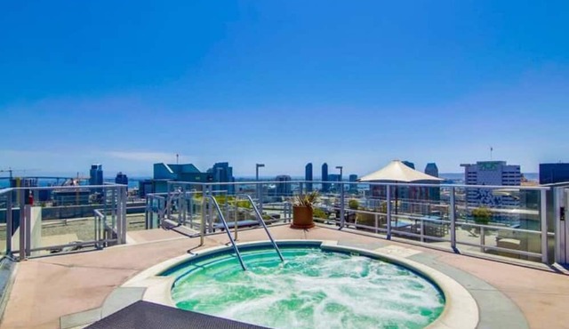 Stunning High-Rise Condo w Free Gym, Pool, Laundry